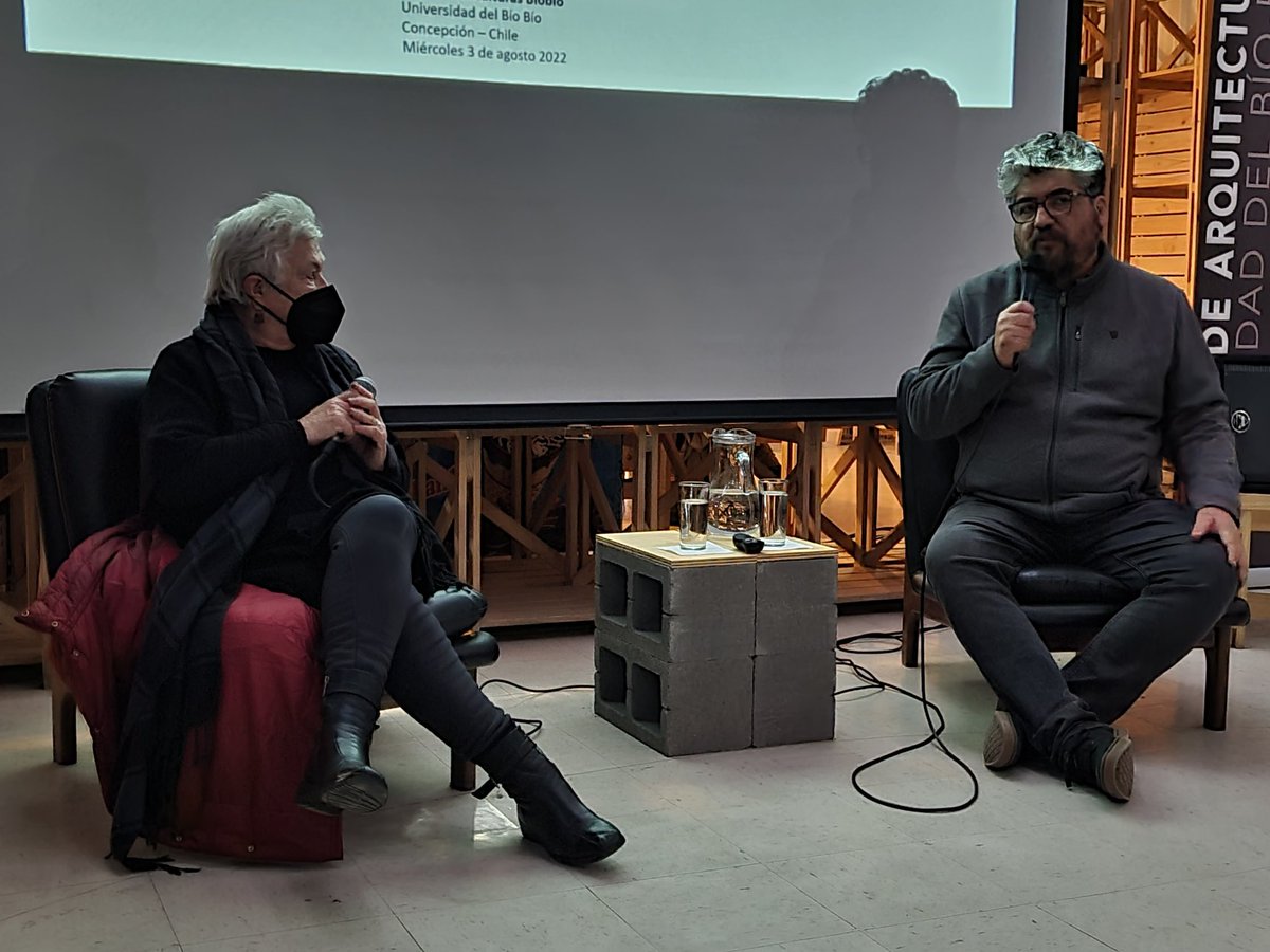 Farcodiubb's tweet photo. #EstaPasando La fotógrafa nacional Paz Errázuriz Körner. Premio Nacional de Artes Plásticas 2017, paticipa en charla organizada por taller PhAN, Taller de fotografía en tiempos de pandemia. 
Actividad en el Hall del Pilar de la Escuela de #Arquitectura de @Farcodiubb https://t.co/fNoRpjrcAn