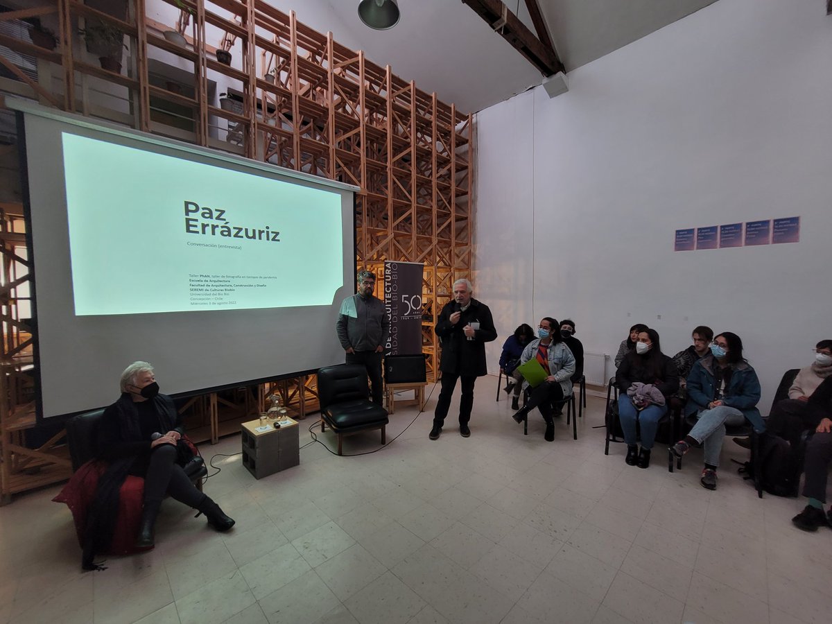 Farcodiubb's tweet photo. #EstaPasando La fotógrafa nacional Paz Errázuriz Körner. Premio Nacional de Artes Plásticas 2017, paticipa en charla organizada por taller PhAN, Taller de fotografía en tiempos de pandemia. 
Actividad en el Hall del Pilar de la Escuela de #Arquitectura de @Farcodiubb https://t.co/fNoRpjrcAn