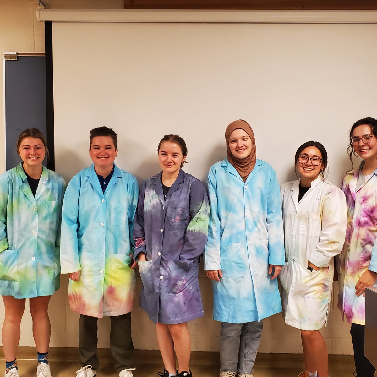 CSU_MIP's tweet image. 🌅🥼🌌 Summer #MIP 302 General Microbiology Lab students had the added fun of tie-dying their lab coats!

#Microbiology #LabClass #CSUSummer #UndergradIntheLab #TieDye #TieDyeLove #ColoradoState