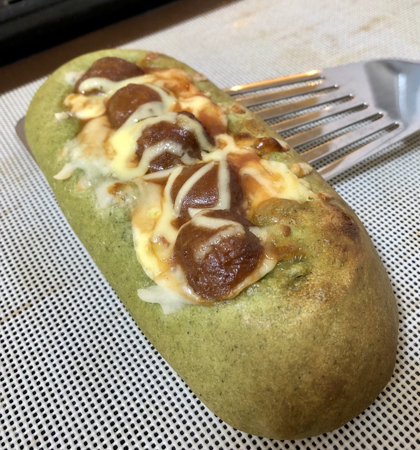 ビス子 おはようございます ほうれん草生地のミートボールパン 今朝は長細く成形して焼いてみました その結果 一例に並べたはずのミートボールがやや歪むという 前回の丸い成形にまた戻そうっと 焼きたての良い匂いはたまらん T Co