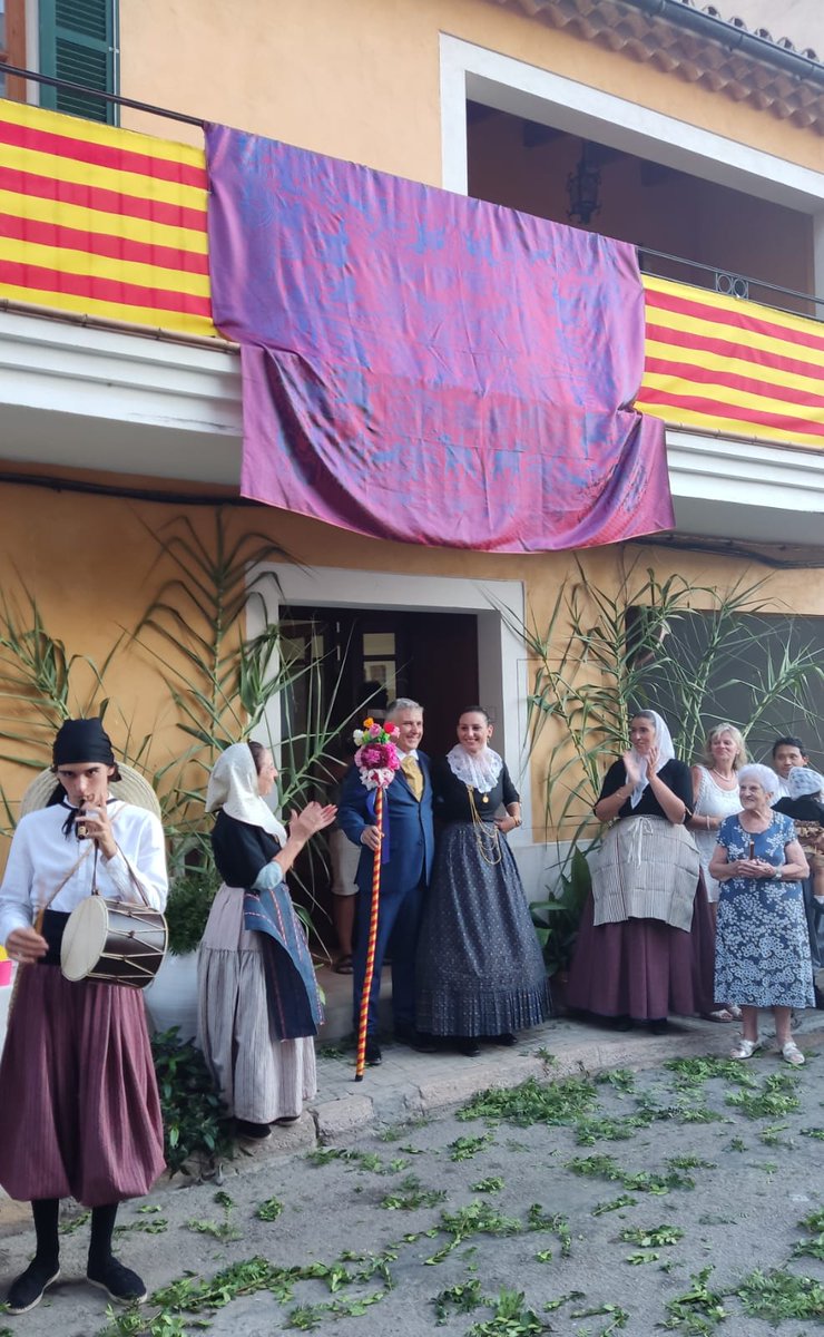 No puc ser més feliç ni estar més orgullós. Ahir vaig fer d'obrer a na Francina, madona a les festes del 2 d'agost andritxol. Emoció i llàgrimes quan la recollia. No s'ha comentat, però era la 1a vegada q un pare feia d'obrer a la seva filla. Per mi no hi ha res millor a la vida.