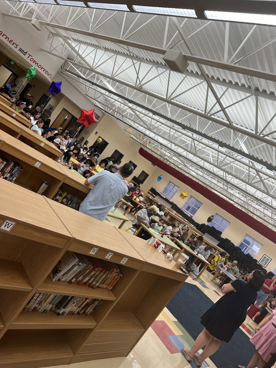 thelaurenellis's tweet photo. Packed house at our Kinder Meet the Teacher! Our Kinder teachers are ⭐️’s #ICStrackstars @Bert_Stewart685 @IrondaleCom https://t.co/ouIIkWyOsP