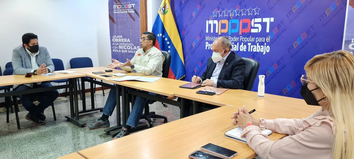 torrealbaf's tweet photo. En un intercambio fraterno junto al Ministro @IMVillarroel1 recibimos los planteamientos de la Clase Obrera del @Minhvi_Oficial, acordando crear una mesa técnica para buscar soluciones concretas a las situaciones planteadas. 

#VivaElTricolorNacional @NicolasMaduro https://t.co/Pf0uuZbQwk