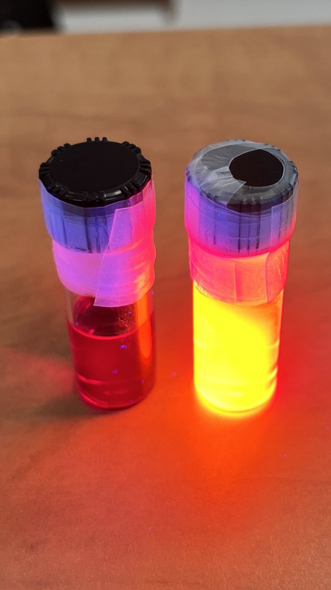 jfchimie's tweet photo. Same compound in 2 different solvents. #Photophysics https://t.co/PsttH30Meo