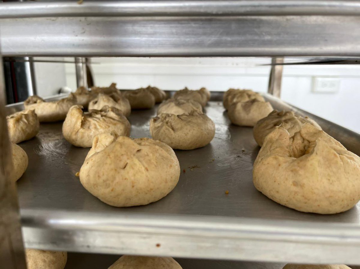 DannyCoronel89's tweet photo. Impulsamos los emprendimientos y el trabajo de nuestras #MujeresRurales de la asociación Grano de Oro de la parroquia Juan Montalvo en Latacunga quienes elaboran un exquisito pan y empanadas a base del cultivo de Quinoa 100% de calidad #JuntosPorElAgro https://t.co/uLh7uaLjiu