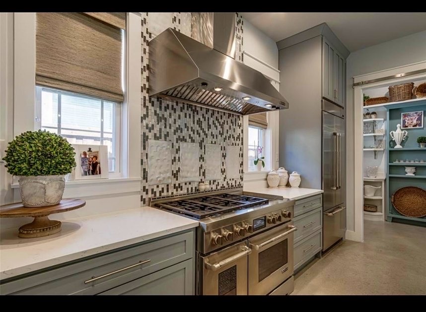LuxeSignatureH1's tweet photo. A truly custom designed kitchen with a huge quartz island countertop. 

This marvelous kitchen also offers a perfect amount of high-end cabinetry, gourmet gas cooktop, and other luxurious appliances. https://t.co/1NWzN11Zok