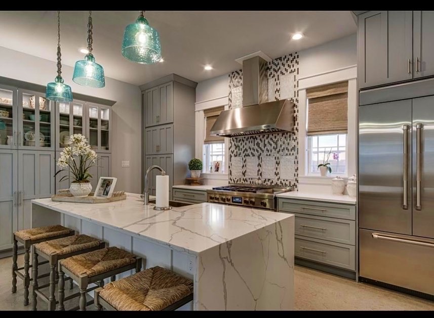 LuxeSignatureH1's tweet photo. A truly custom designed kitchen with a huge quartz island countertop. 

This marvelous kitchen also offers a perfect amount of high-end cabinetry, gourmet gas cooktop, and other luxurious appliances. https://t.co/1NWzN11Zok