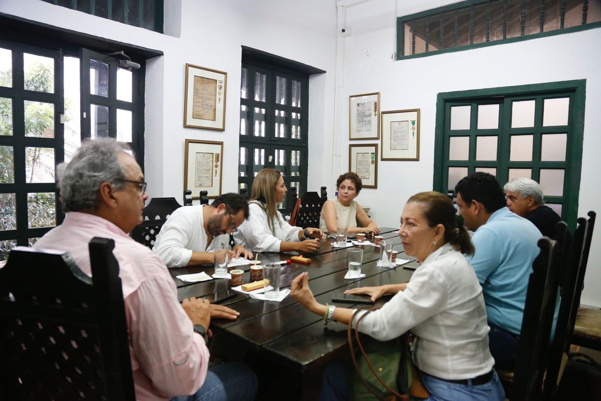 SMPCartagena's tweet photo. En el día de ayer sostuvimos una reunión con la Gerencia de Espacio Público, con el fin de evaluar estrategias que desde ambas instituciones se puedan liderar, en beneficio de nuestra ciudad y su gente. https://t.co/zYxsLvKntY
