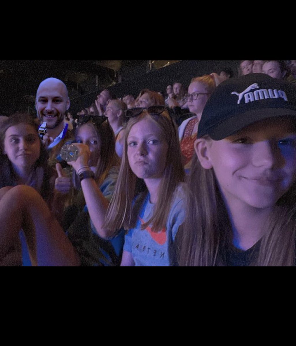 framed4evamore's tweet photo. @conciergemaree Harry for sure 🙌 my daughter and her friends, their coach asked them to get a selfie with Gary… best they could do! 🤣 https://t.co/91wnXgbslv