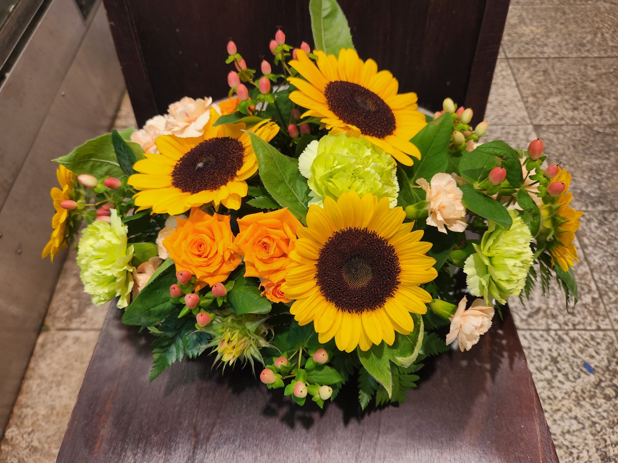 花里 夏休みは発表会シーズン スタンド花とおそろいのアレンジをご注文いただきました ステージの中央に置いて お客さまに向かって礼をする立ち位置の目印にするんですって お教室によってオーダーが色々なので 制作が楽しいです 横長アレンジ