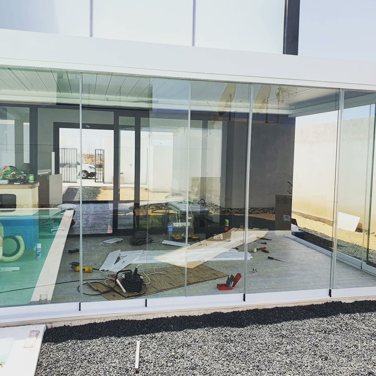 persymarsl's tweet photo. Nos preguntan siempre cómo cerrar una Pergola #bioclimatica sin perder el espacio exterior y creado un espacio más  en casa! La #cortinadDeCristal #astron by Giménez ganga resuelve esto problema 👏👏
#casilladecosta #Fuerteventura https://t.co/qq5UjE71ml