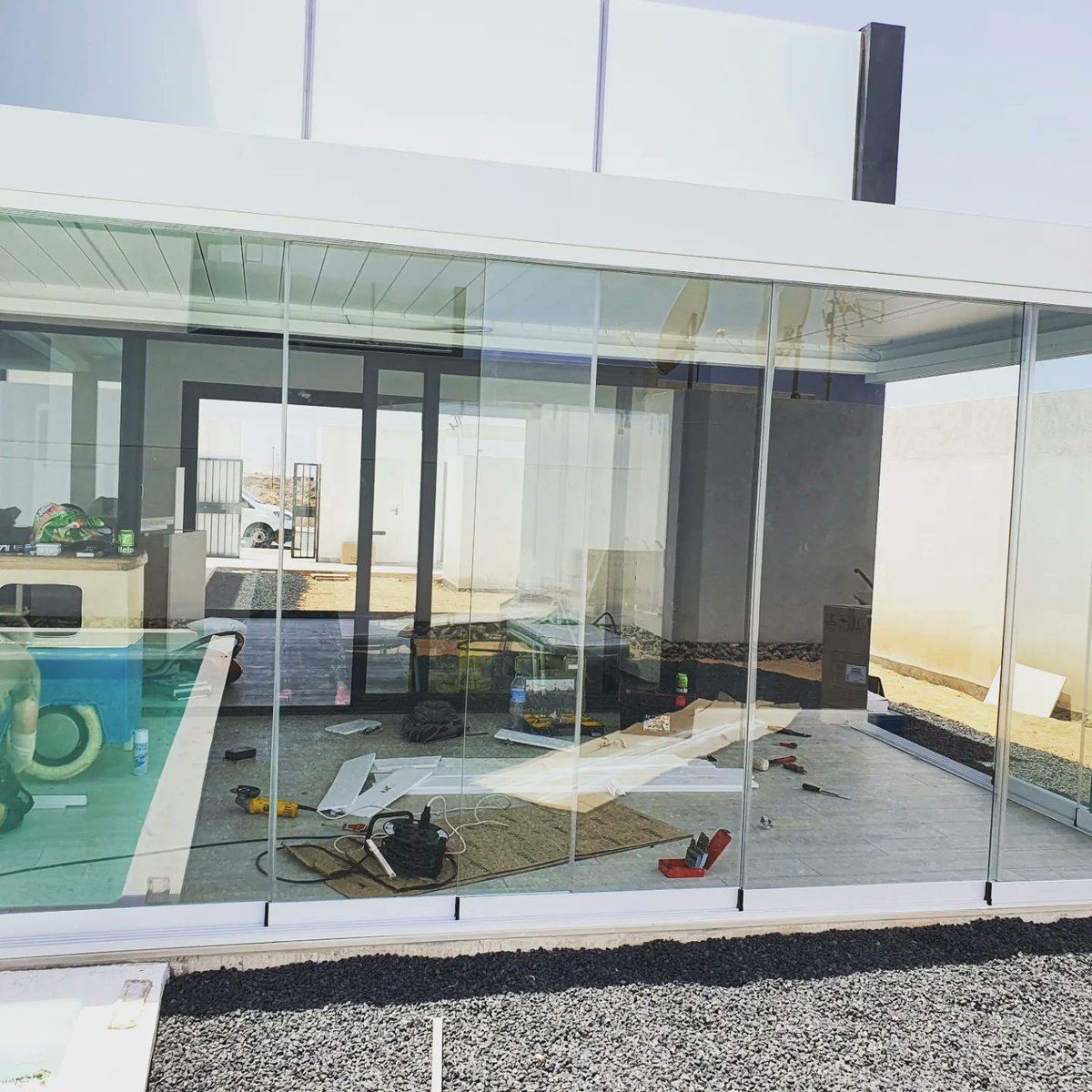 persymarsl's tweet photo. Nos preguntan siempre cómo cerrar una Pergola #bioclimatica sin perder el espacio exterior y creado un espacio más  en casa! La #cortinadDeCristal #astron by Giménez ganga resuelve esto problema 👏👏
#casilladecosta #Fuerteventura https://t.co/qq5UjE71ml