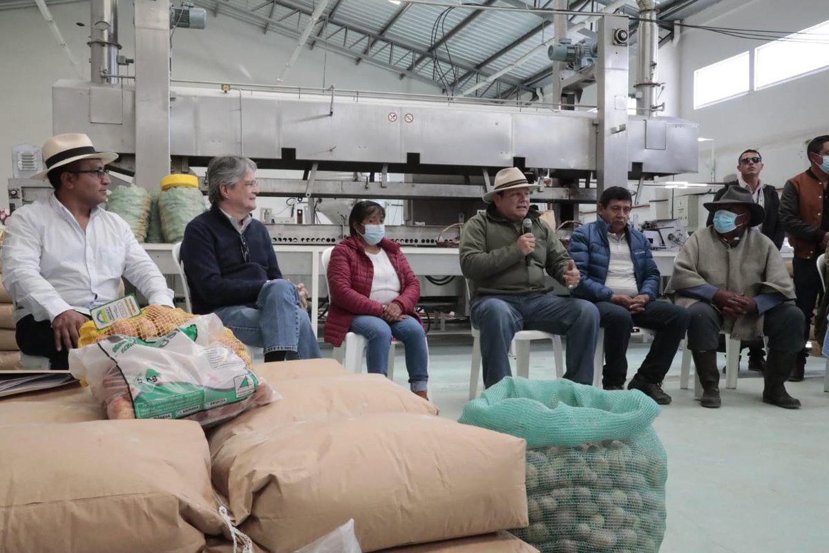 AgriculturaEc's tweet photo. Desde el Gobierno Nacional trabajamos por los pequeños productores, para que con acciones concretas ellos sientan el respaldo estatal a su labor. En #Carchi, el ministro @bmanzanod junto al presidente @LassoGuillermo entregaron insumos agrícolas a agricultores de la provincia. https://t.co/75iVGkBbNP