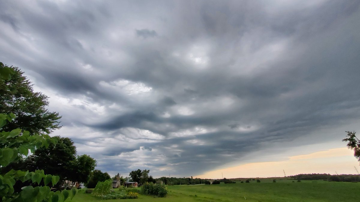 GenuineWordz's tweet photo. Skies looking east from my backyard. Pretty cool looking. No rain yet and still windy but not whistling anymore. EC cancelled the thunderstorm warning for here a few minutes ago though. #swox #oxfordcounty #onstorm https://t.co/LmTDKX5GOa