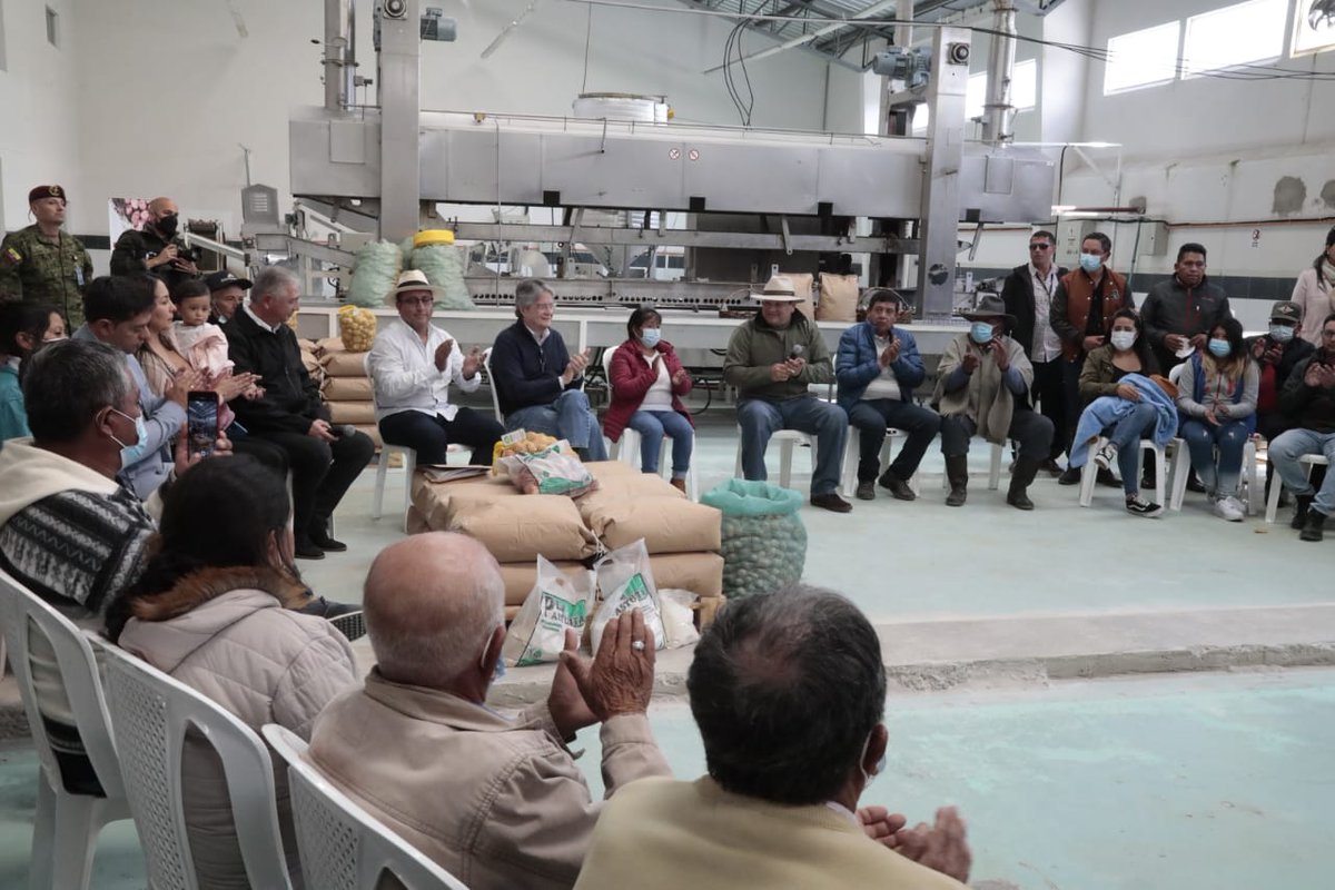 AgriculturaEc's tweet photo. Desde el Gobierno Nacional trabajamos por los pequeños productores, para que con acciones concretas ellos sientan el respaldo estatal a su labor. En #Carchi, el ministro @bmanzanod junto al presidente @LassoGuillermo entregaron insumos agrícolas a agricultores de la provincia. https://t.co/75iVGkBbNP