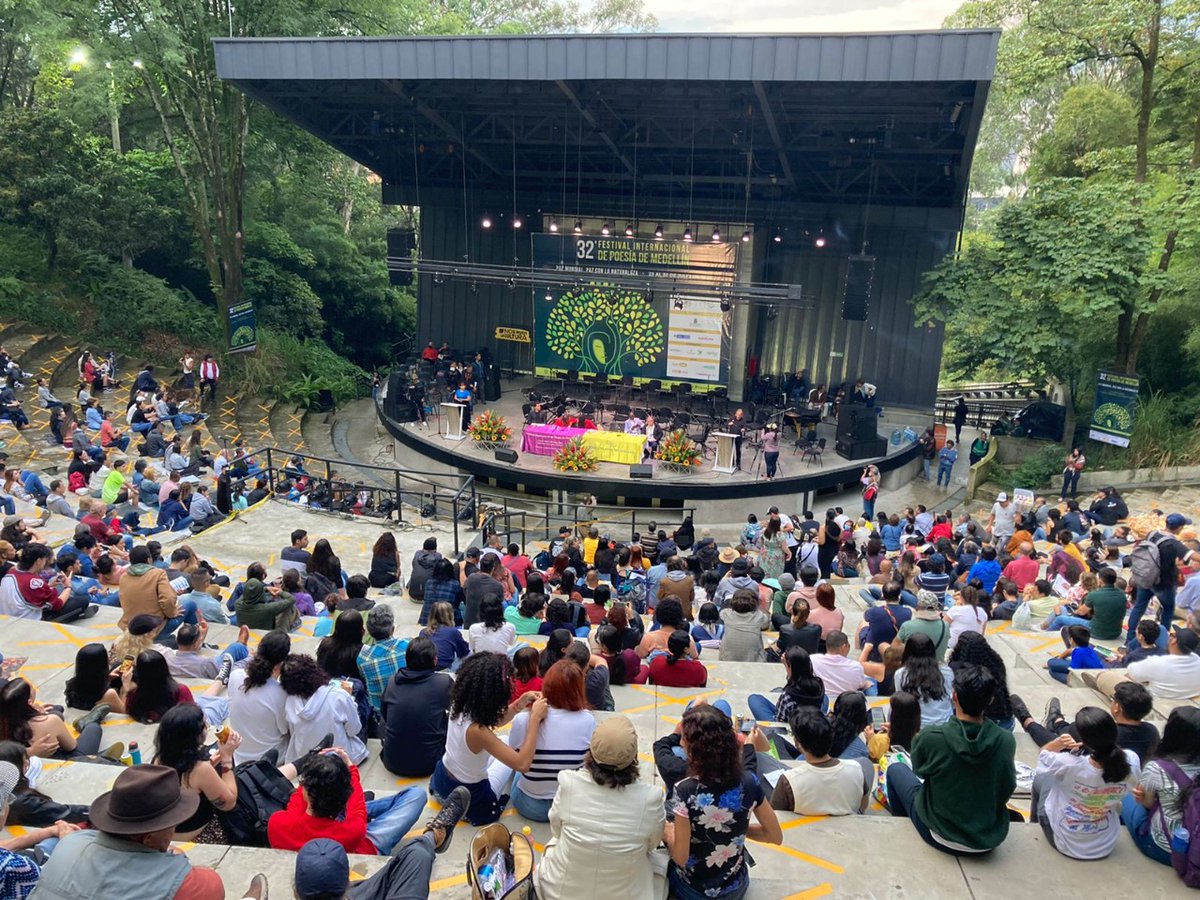 poesiamedellin's tweet photo. Como la rosa
tener la cadencia
de las corrientes del viento,
ah, nuestros cuerpos,
como a la iguana,
en vez de sangre,
les corre el Tiempo.

Ricardo Castillo (México)
32° Festival Internacional de Poesía de Medellín #32FIPMed https://t.co/dU1TfKLsmH