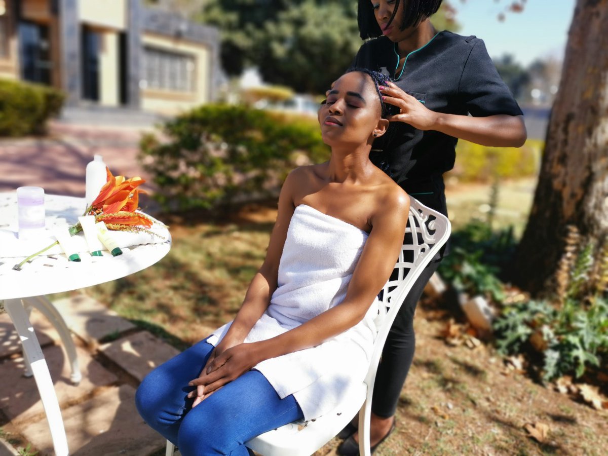 KHALEASPA1's tweet photo. A head massage helps to ease migraine.
Low blood pressure and  increase blood circulation in the head and neck.
It promotes hair growth and relieves tension.

https://t.co/qqNpWIuwZl

#MobileSpaSouthAfrica 
#AfricanMobileSpa 
#SpaBusiness
#SpaTreatments
#SpaSA 
#SpaDay
#GirlBuyZA https://t.co/fXxBvXFwDU