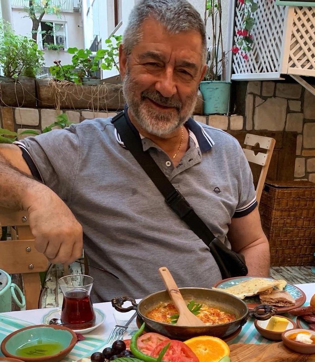 dnee's tweet image. My dad passed away suddenly, last Thursday.
He suffered an acute type A aortic dissection, six weeks after recovering from Covid.
My mother, my brother and I are all shell-shocked.
To my millennial friends.. hug your parents and tell them you love them as often as you can 💔