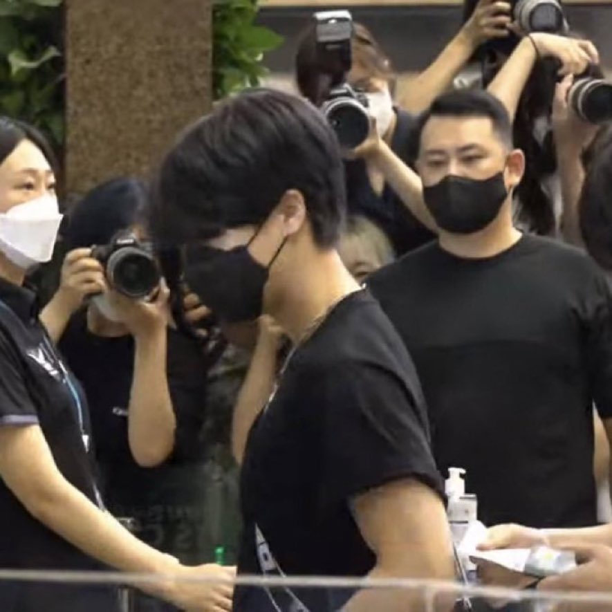 hansoftbot's tweet photo. OMG BLACK HAIR JISUNG https://t.co/dW2YIjJFMZ