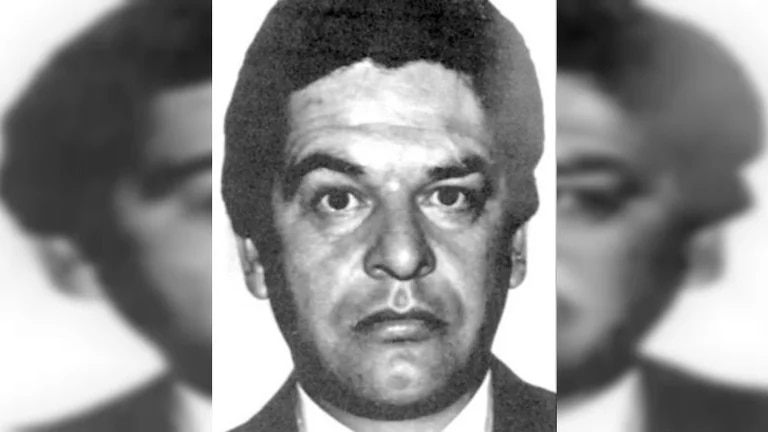 xz32f's tweet photo. Enrique "Kiki" Camarena fue un agente de la DEA asesinado por la gente de Rafael Caro Quintero, fue brutalmente torturado por dos dias, le partieron todos los huesos, había un medico que lo reanimaba para continuar la tortura, lo castraron https://t.co/YXR4g57Acj
