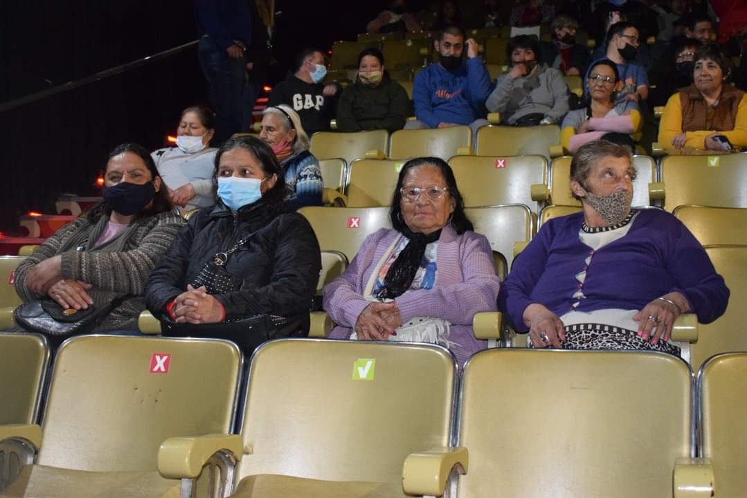 SALIMOS DEL CUADERNO Y NOS VAMOS AL CINE CON EL PROGRAMA DE ALFABETIZACIÓN MUNICIPAL

En la tarde de hoy, participantes y educadores del Programa de Alfabetización Municipal  asistieron al Centro Cultural Leonardo Favio, con el objetivo de “salir del cuaderno” e ir al cine.