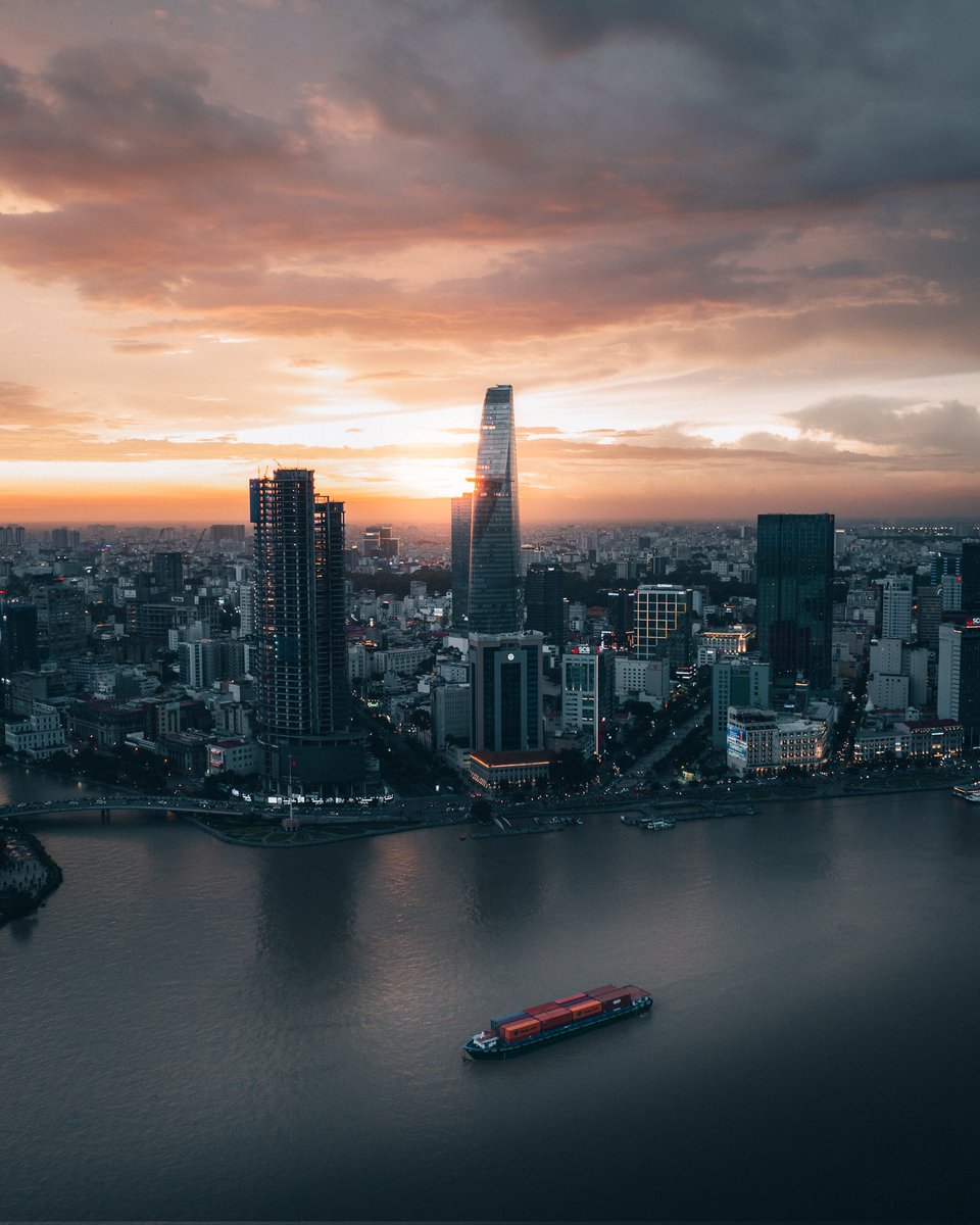 withb3n's tweet photo. Tested the Mavic 3 in Ho Chi Minh City, Vietnam. Definitely an amazing drone 🤩

#Vietnam #saigon #bitexco #hochiminhcity #photography #drone #dronephotography #photographer #phuyen #drones #mavic3 #dji https://t.co/vbGihlvpno