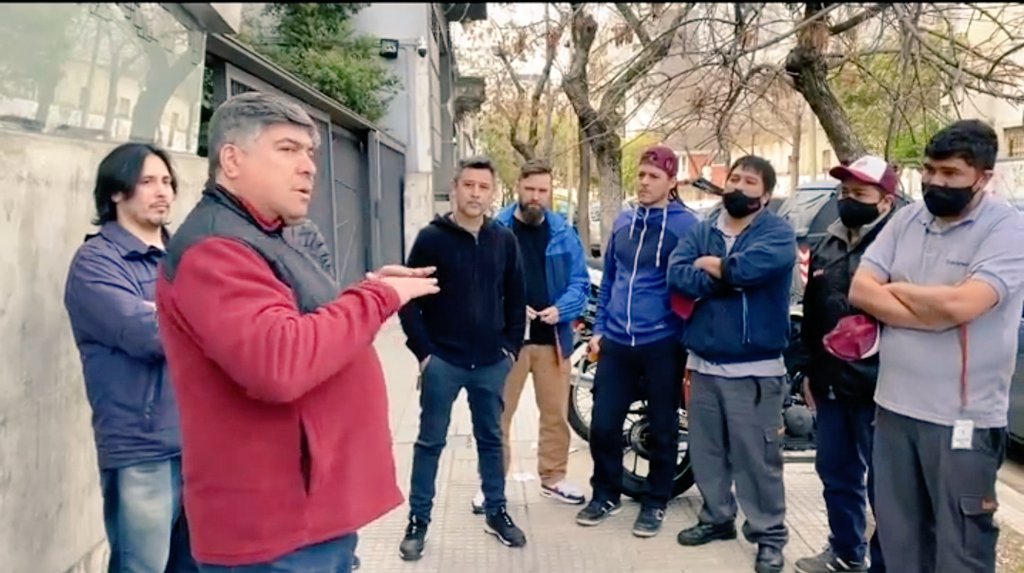 alerta_comercio's tweet photo. #AlertaComercio #Elecciones2022 

@ListaAzulSEC continúa su campaña mediática anunciando reapertura de paritarias. 
@RamonMuerza continúa visitando trabajadores d diferentes empresas.
@utc_agrupacion sigue recibiendo presiones.Esta vez hacia 2 delegadas de la agrupación.Venganza? https://t.co/e7o0j2jVoA