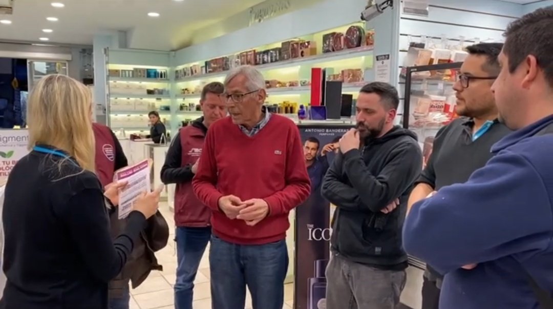 alerta_comercio's tweet photo. #AlertaComercio #Elecciones2022 

@ListaAzulSEC continúa su campaña mediática anunciando reapertura de paritarias. 
@RamonMuerza continúa visitando trabajadores d diferentes empresas.
@utc_agrupacion sigue recibiendo presiones.Esta vez hacia 2 delegadas de la agrupación.Venganza? https://t.co/e7o0j2jVoA