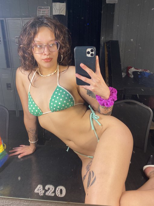 Move around stinky >:) https://t.co/752Ek6eLRJ<a href="/tag/newprofilepic"class="tags"><span>#newprofilepic</span></a>