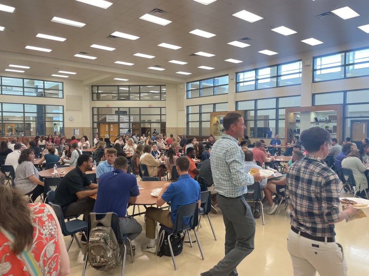 SarahSalem45's tweet photo. Thank you @HyVee for grilling some great food for our new @LPSorg teachers! Gave us energy for another great day of leaning! 🍔🌭🔥 https://t.co/KrFOJ7q2na