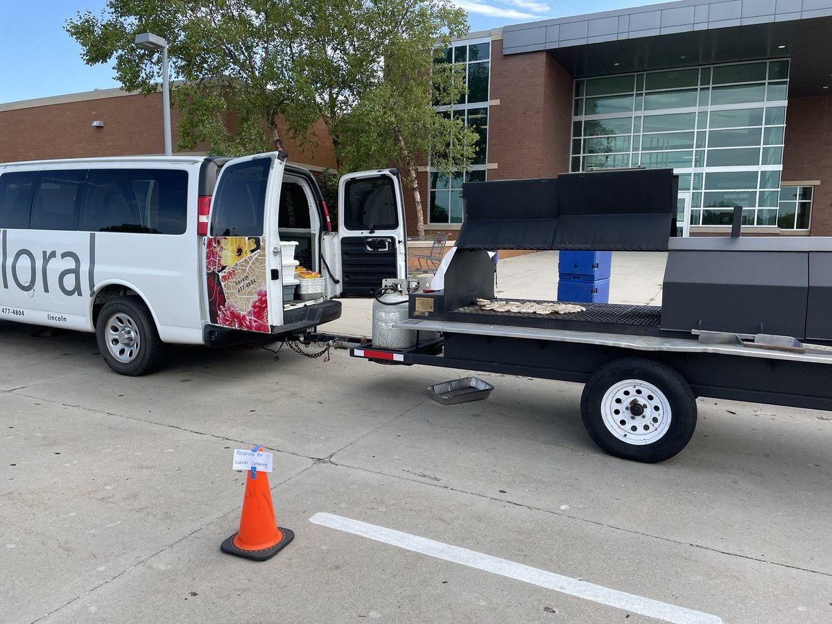 SarahSalem45's tweet photo. Thank you @HyVee for grilling some great food for our new @LPSorg teachers! Gave us energy for another great day of leaning! 🍔🌭🔥 https://t.co/KrFOJ7q2na