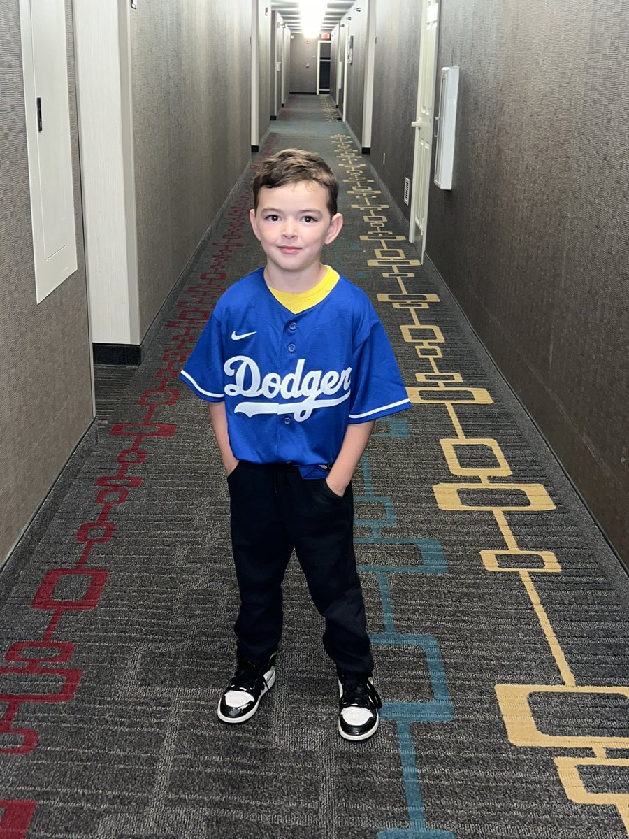 AmyBoo96532360's tweet photo. When your a sports man and @patricksherlo13 has your back #Bellinger https://t.co/TibddL2ZK5