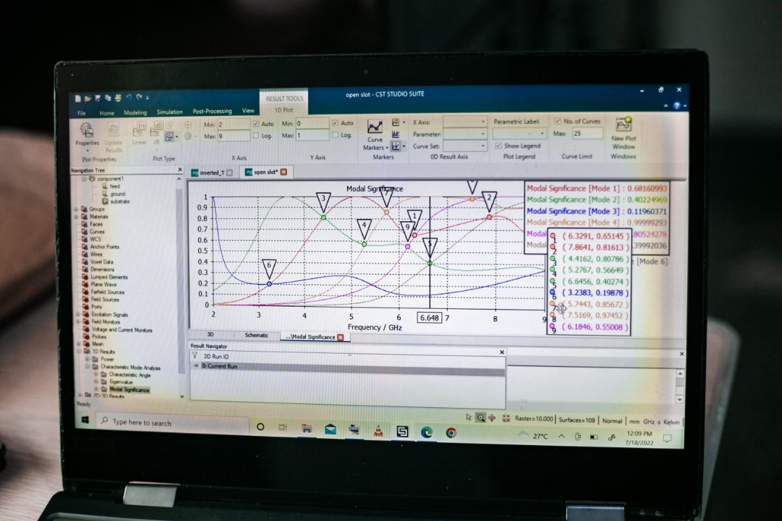 Antennaknust's tweet photo. Meet Nana Afia, Stephen (right), and David (left). 2021/2022 Final year Telecom Eng. students working on Characteristic Mode Analysis (CMA) in Circularly Polarized (CP) Antennas. Their work is based on using modal analysis to design/analyze CP antennas. Good job guys 💪!! https://t.co/iYg1CEmz2K