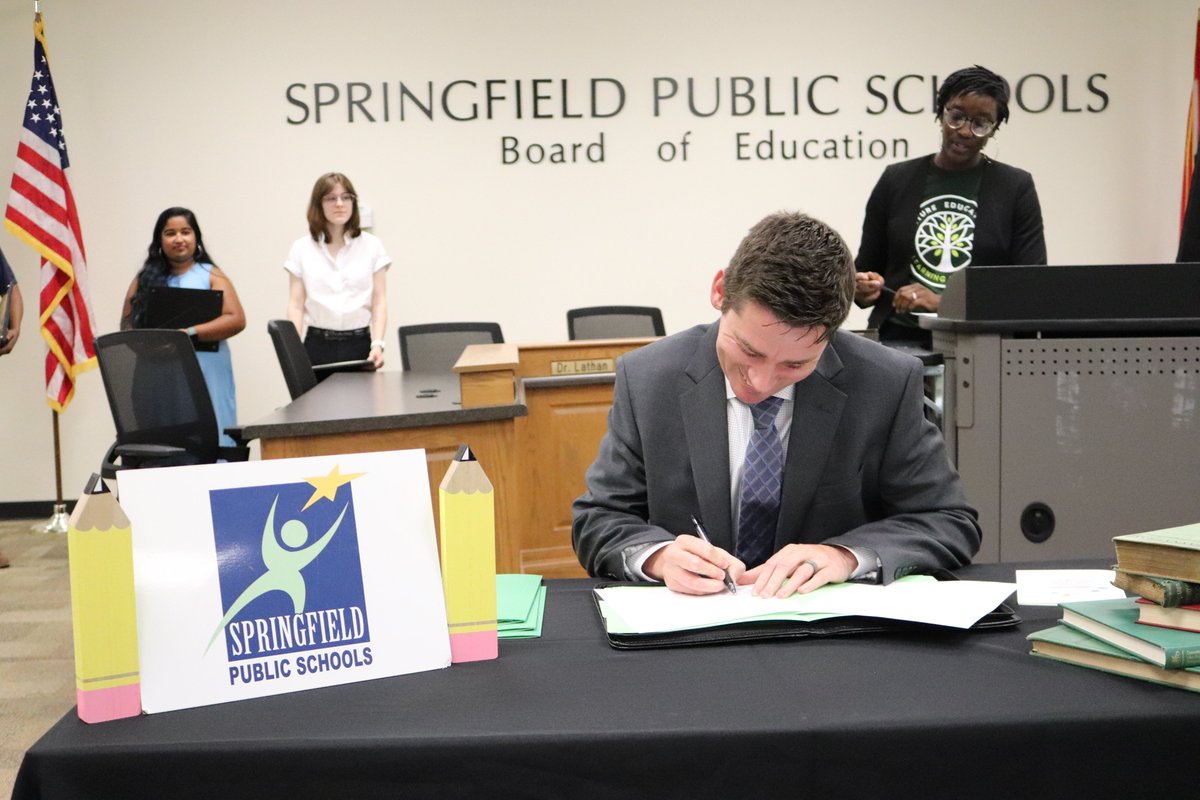 officialSPS's tweet photo. 7 Future SPS teachers 👇

Tonight, SPS held a special signing ceremony for the first class of Future Educators. In the next three years, these @MissouriState students will learn to lead classrooms with excellence.  

When they graduate, they'll join #TeamSPS.

#SPSLeads https://t.co/3hU4Parp3V