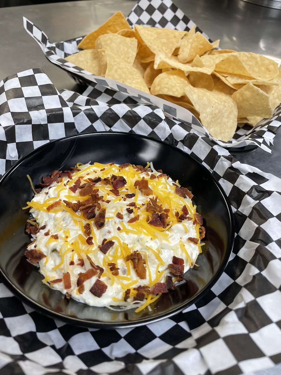If you think about summer food and don’t think about jalapeño poppers you’re wrong. To honor summer coming to an end we created a Jalapeño Popper Dip! 😋