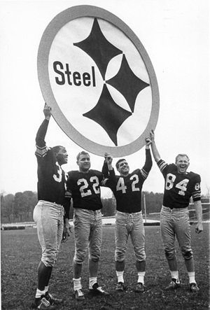 depordrope's tweet photo. #Pittsburgh (Pensilvania) es la capital yanqui del acero. En 1962 le sugirieron a los dueños adoptar la #steelmark como logo de la franquicia. Le hicieron dos retoques, agregaron ERS y cambiaron el 🟠 por el 🔴. https://t.co/26w6F8OX0s