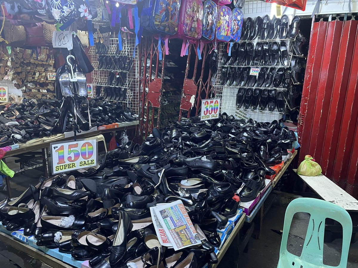 TINGNAN: Ngayong malapit nang mag face-to-face muli ang mga estudyante sa pampublikong paaralan, mabenta na ang mga school uniform, bag, at sapatos sa Divisoria, Maynila. @gmanews