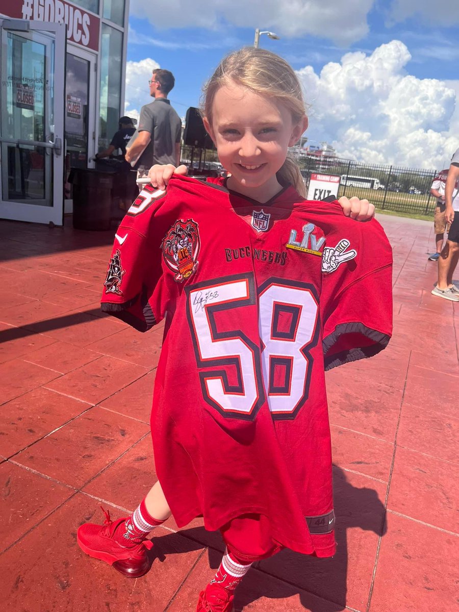 GetGrishd's tweet photo. This is what it’s all about. I’m working in Cali today and my daughter “Lil Buc” went to the @Buccaneers Junior @BucsCheer day at Camp. She sent me this picture as a surprise that she took my @ShaquilBarrett jersey with her and got it signed🥰. Thanks Mooch! #GoBucs #MoochieMob https://t.co/OdFqV3tT0k