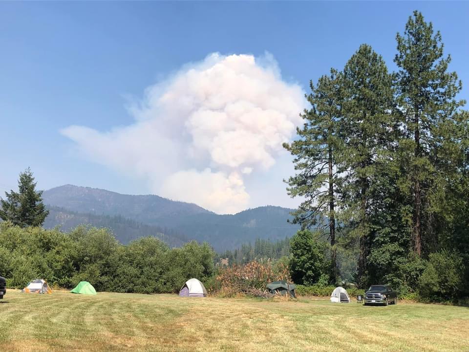 Brett_Taylor94's tweet photo. We’ve just received an update from @Klamath_NF and as expected fire activity has increased. At the #YetiComplexFire officials say they’re seeing an increase in fire activity, with fire backing in multiple fingers toward Hwy 96 and increased activity on the SW corner of the fire. https://t.co/Bk2HHwCz26