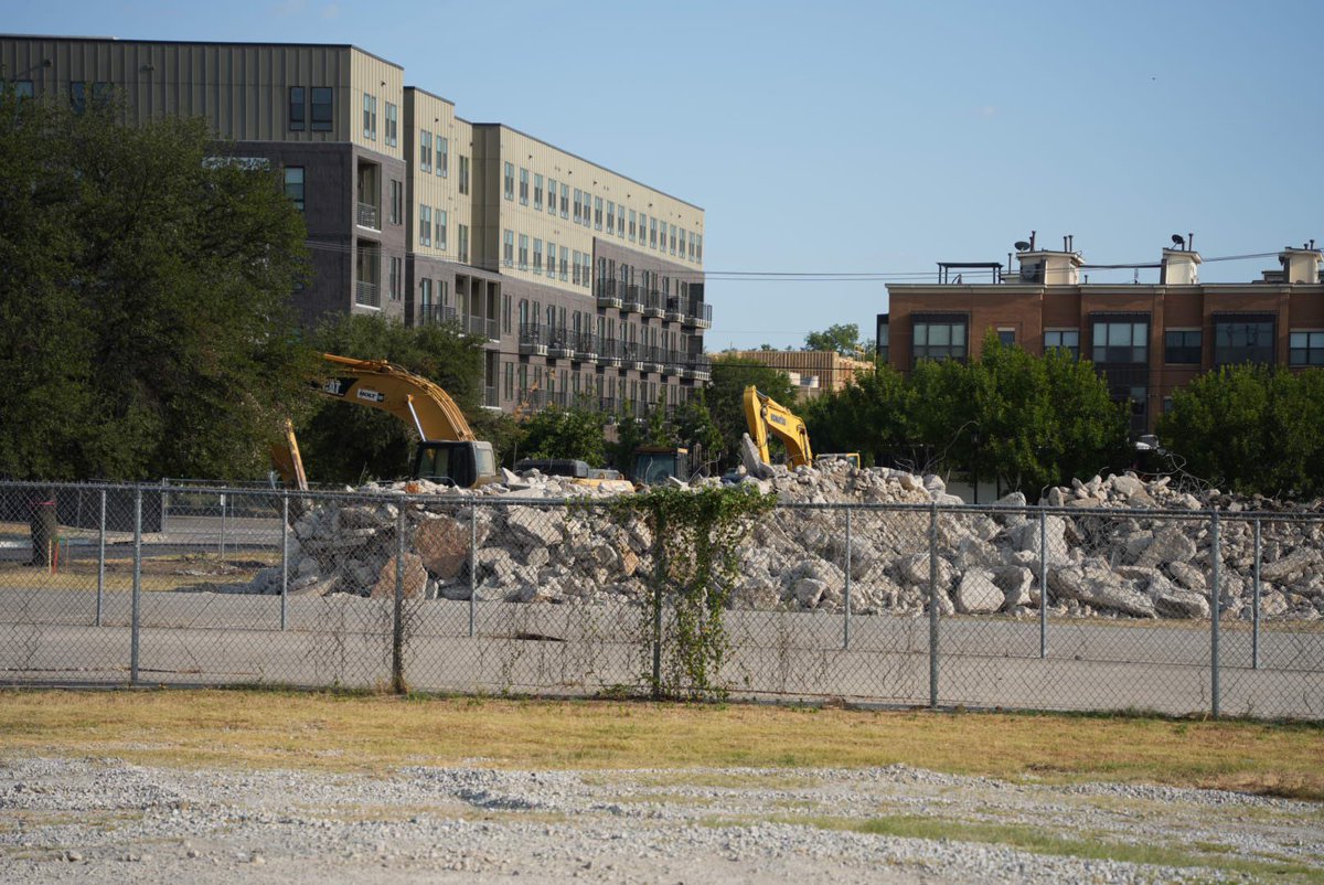 UrbanFortWorth's tweet image. Fences are up and site prep has begun at the site of the newly-named TCU Anne Burnett Marion School of Medicine (@TCUBurnettMed ). The initial phase will be a 4-story, ~100k sqft building, with room for expansion in future phases on the site.