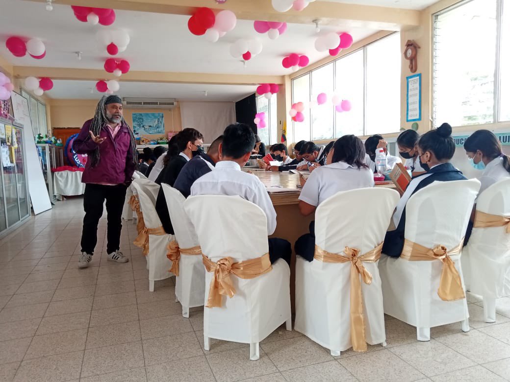 EducacionZ5_Ec's tweet photo. [SALINAS] En @EducacionZ5_Ec, continuamos fomentando espacios participativos y de lectura durante la Semana Rosa, En la Unidad Educativa Dr. Luis Celleri Avilés, se realiza la actividad “Leer para escribir: ¿Cómo se construye una voz narrativa?”
#JuntosLeemos https://t.co/67MjSxxkTD