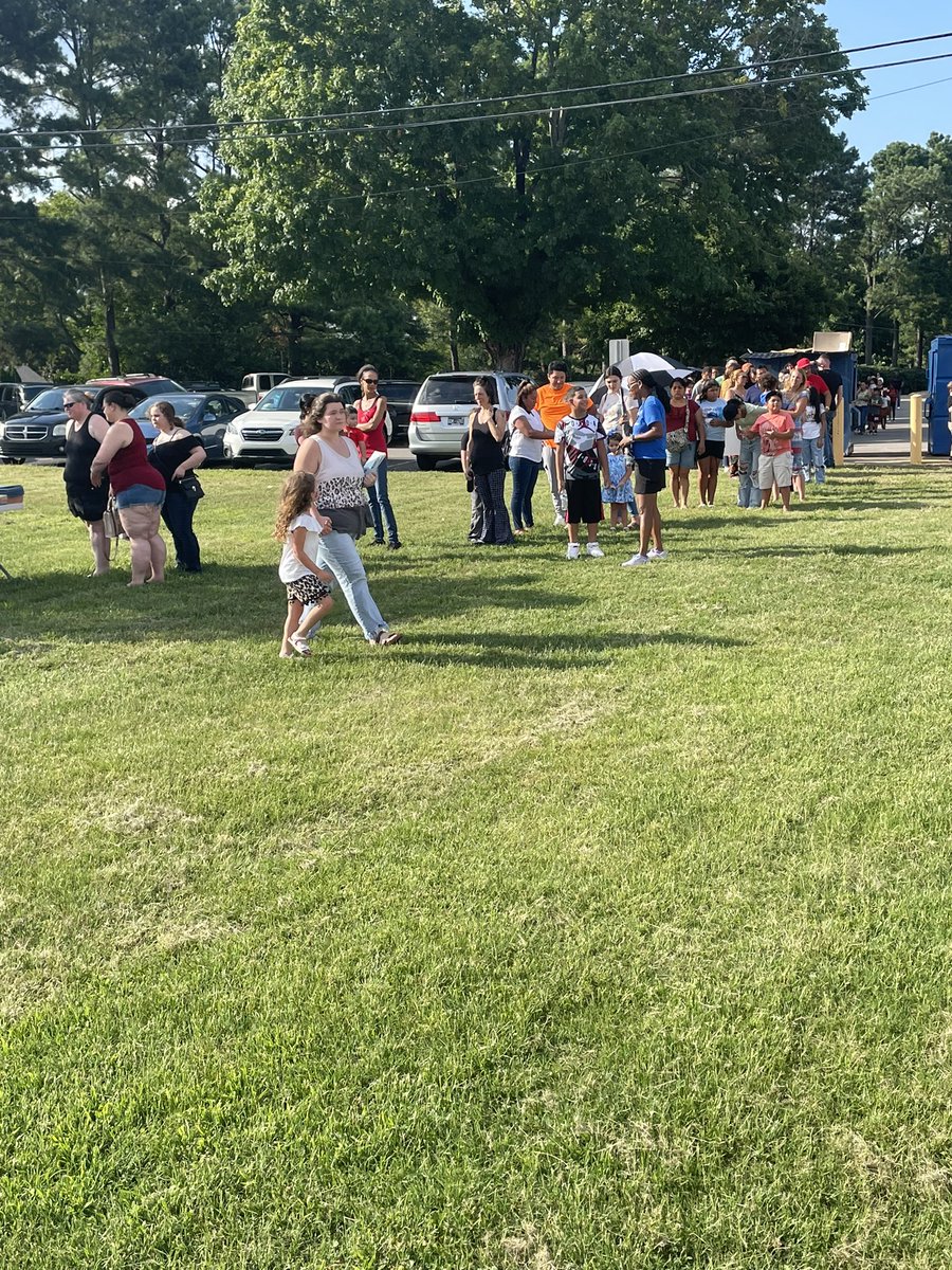 kimbullock08's tweet photo. Back 2 School Bash @NeelysBendES with the NBES community #WeReady @DrNatalynGibbs @MNPSNorthwest https://t.co/zySBBGPXMP