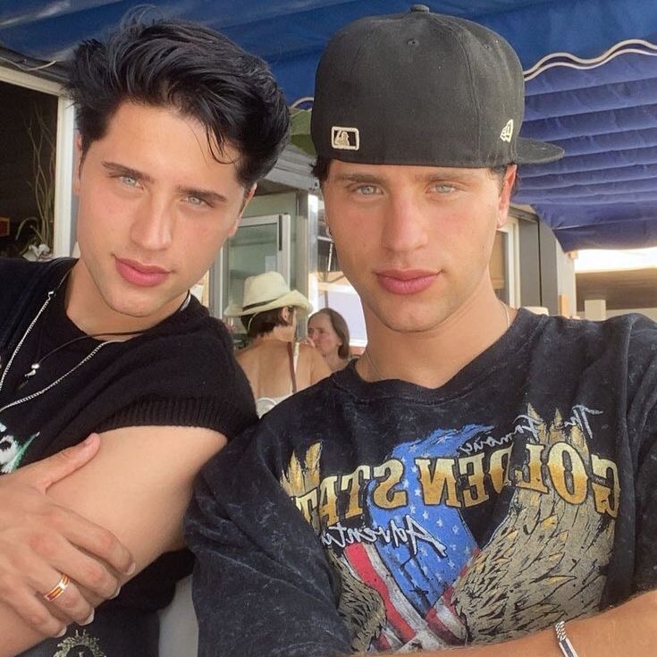 ccmtlys's tweet photo. ᘏ !..⠀ Hola, somos una nueva cuenta dedicada a los martinez twins, estaremos subiendo layouts y también haciendo algunas dinámicas, espero que nos puedan integrar. <3⠀  ⩩⠀१ https://t.co/UcNrlp7kxT