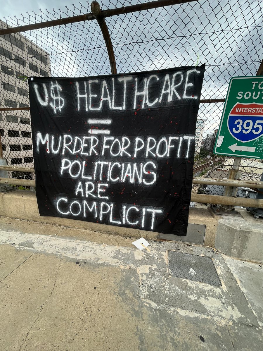 SavageJoyMarie1's tweet image. 🧵of some @M4M4ALL actions we did over our 6 days in DC:
Direct action, #MutualAid, public disturbance, zombies on the hill, protest Pelosi’s home, March, rally + more-
We’re all passionate volunteers from across the country 🔥✊🏼
NIGHT1:
Hang banner facing CNN/Blue Cross/Kaiser