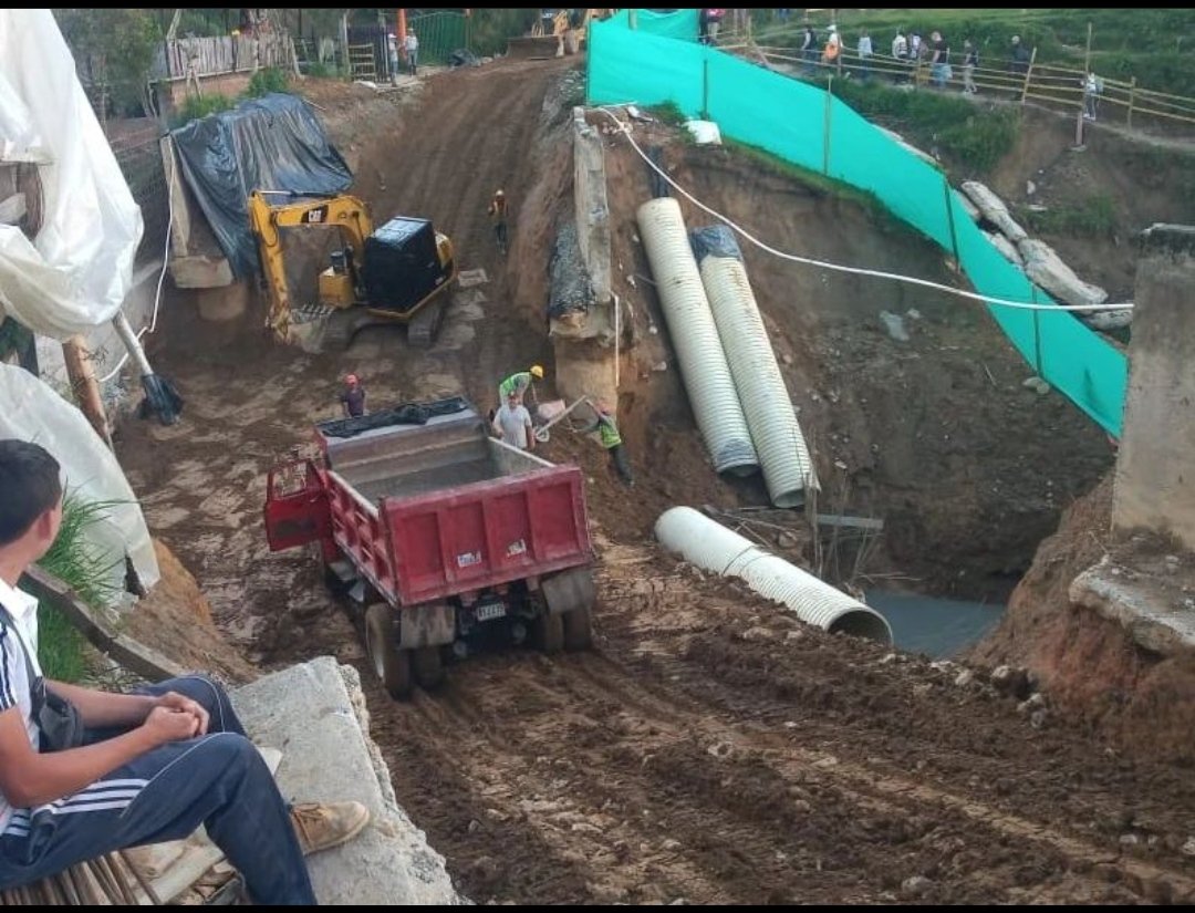 QuienEsQuienOA's tweet photo. Al parecer el municipio de Granada, sí podrá contar con la habilitación de paso provisional en su vía de acceso al casco urbano. Este municipio estaba incomunicado desde el pasado 26 de junio. #SOSGranada
El mantenimiento de esta vía es responsabilidad @GobAntioquia https://t.co/7yt3lSe4pY