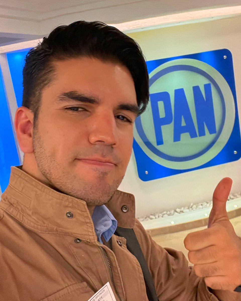PonchoGutz's tweet photo. Aquí listo para defender la vida, la familia católica tradicional, luchar por la soberanía de Biden, fortalecer la producción de Iberdrola, combatir la polarización de los chairos resentidos y evitar la venezuelización. Vota por el partido más apartidista de México. #VotaPAN https://t.co/9cGX50HbEM