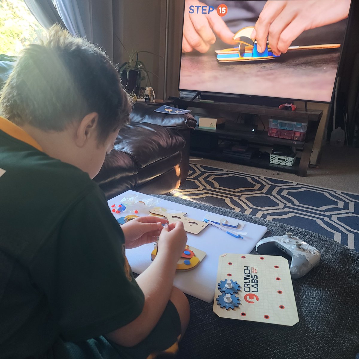 fraase's tweet photo. Harrison building his second #crunchlabs kit #coinspinner . Love this subscription @MarkRober https://t.co/shNJTpSzp7