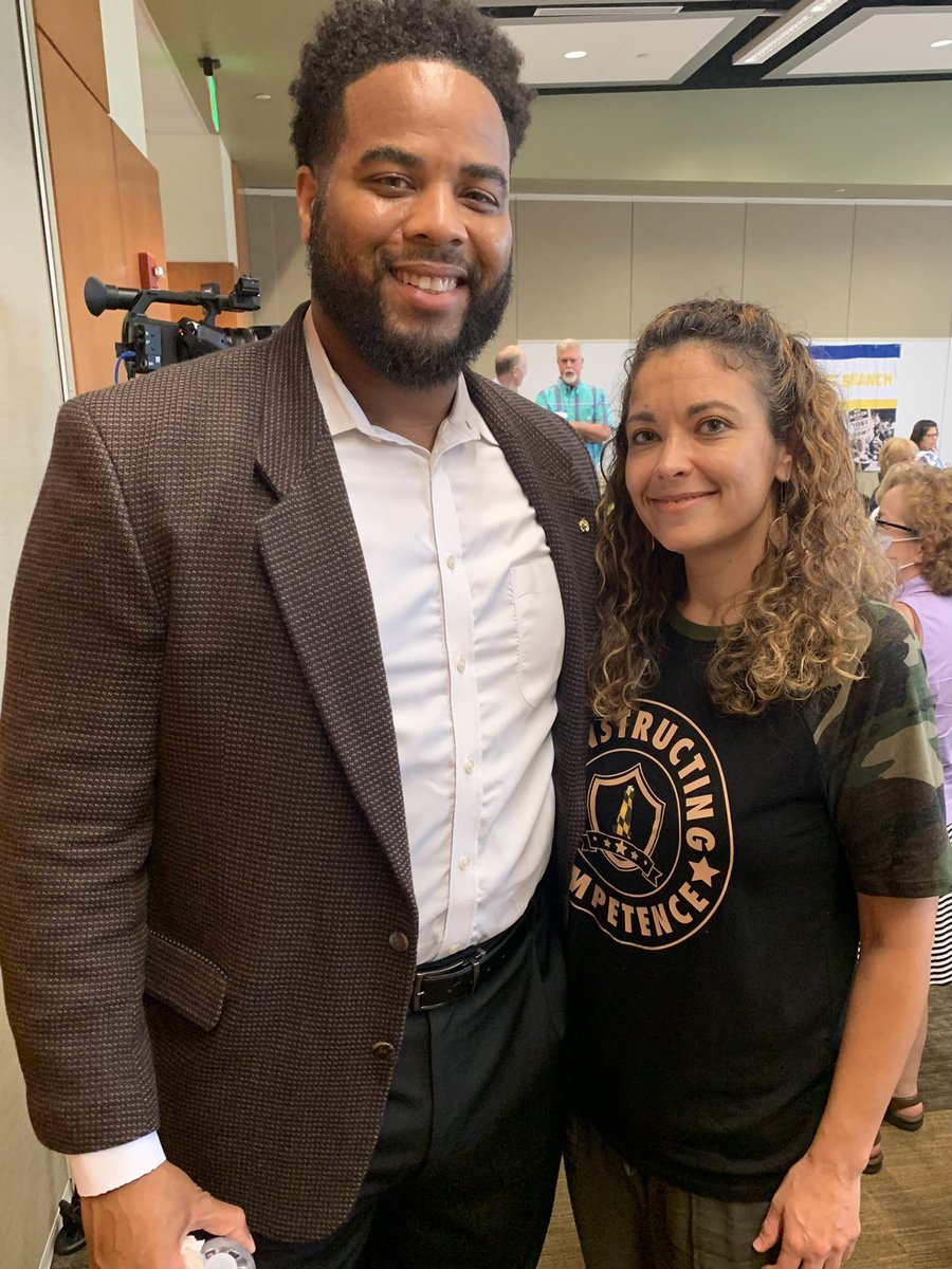 KJohnsonECSE's tweet photo. I had the pleasure of meeting our superintendent tonight.  It’s going to be an excellent year of learning with @draetown.  #leading2learn https://t.co/hVjdqXwpWH