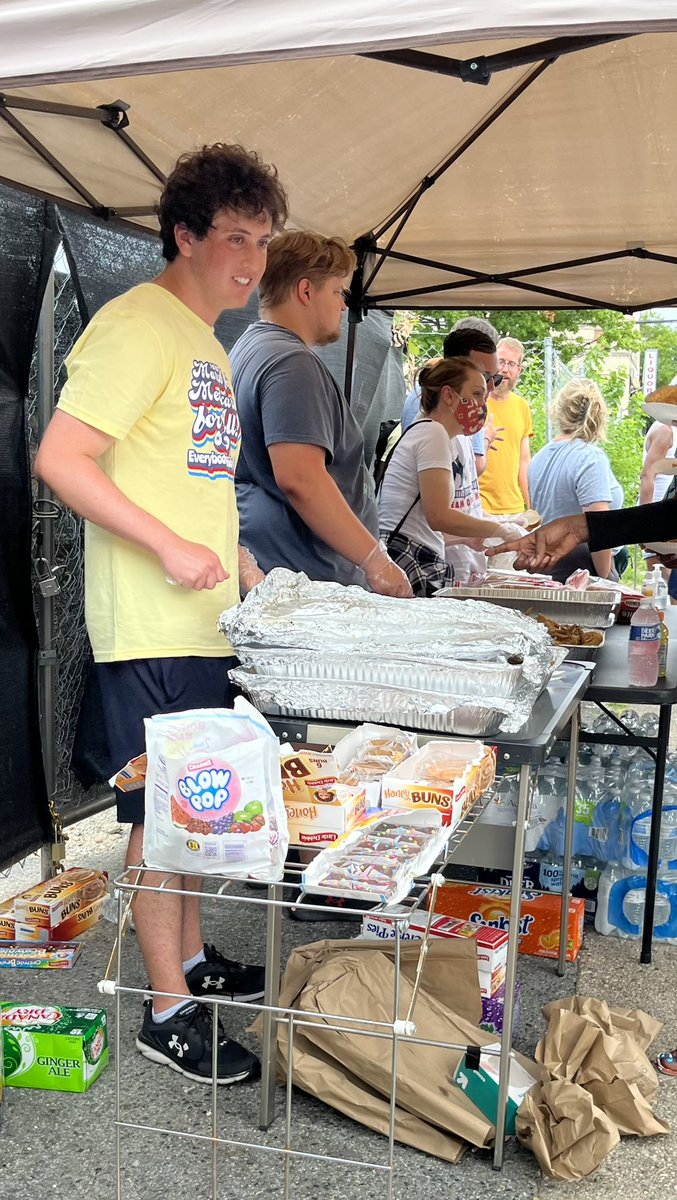 SavageJoyMarie1's tweet image. DAY 5/#MutualAid 

Very special thanks to those who participated in our healthcare + music trivia’s! Because of your kindness, we were able to join with the incredible DC activists of @FFDC202 and feed about 70 people fried catfish (which smelled SO good), chicken, + more