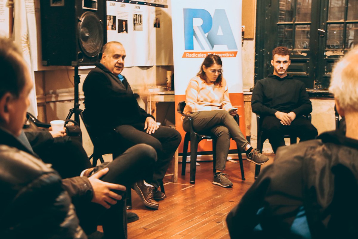 radicalesxarg's tweet photo. Referentes de @radicalesxarg Comuna 14 se reunieron con @TanoAngelici para coordinar actividades y charlar sobre la coyuntura de la @UCRCapital y el país. https://t.co/f4afIEi5PW